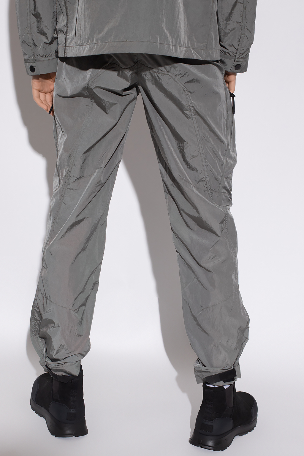 A cold outlet wall nike pants